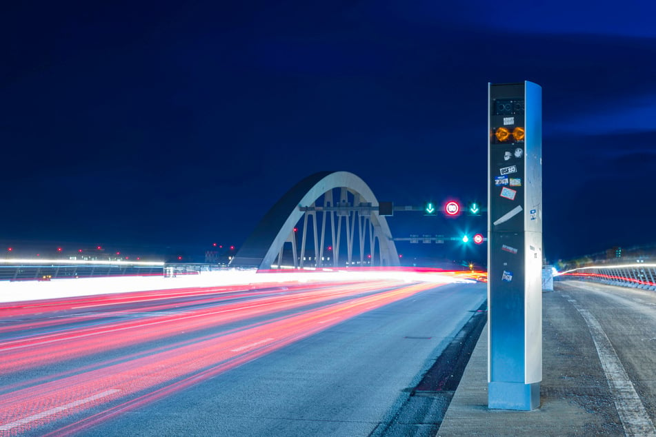 Autofahrer auf der Waldschlößchenbrücke, die von der Neustadt- auf die Altstadtseite wechseln wollen, erwischt der Blitzer besonders häufig.