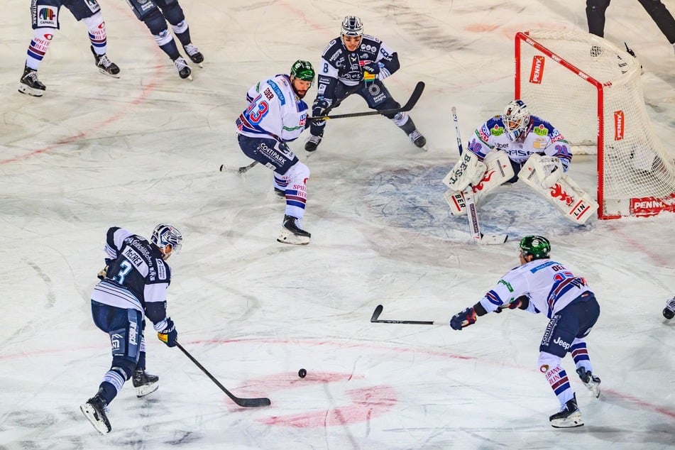 Der Verteidiger (Nummer 3) traf vor den Augen seiner Eltern, die extra aus Kalifornien für das Spiel angereist waren.