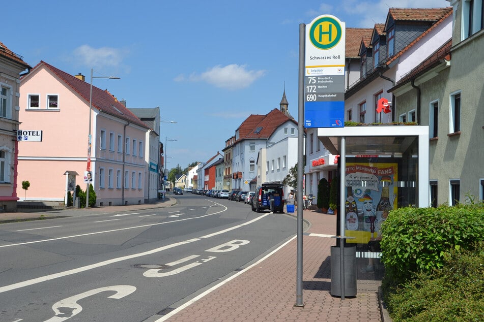 In Höhe der Bushaltestelle "Schwarzes Roß" auf der Muldentalstraße ist es am Mittwochabend zu einem Unfall zwischen einem elfjährigen Jungen und einem BMW gekommen.