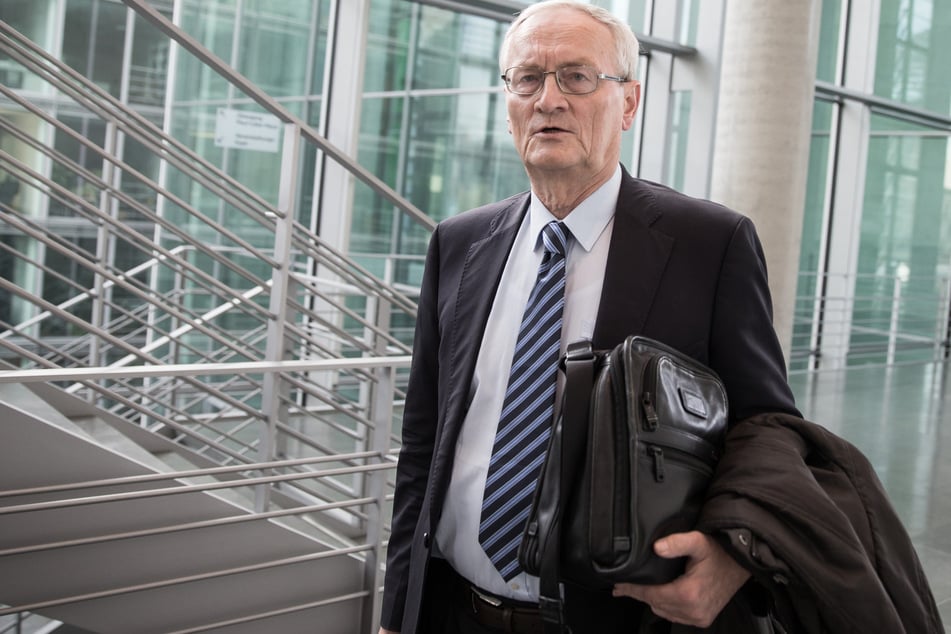 August Hanning, der ehemalige Präsident des Bundesnachrichtendienstes (BND), 2015 im Bundestag in Berlin als Zeuge zum NSA-Untersuchungsausschuss. (Archivbild)