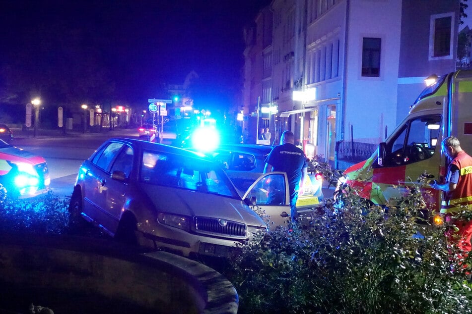 Der Rentner verlor offenbar die Kontrolle über seinen Skoda und raste auf den Stadtbrunnen zu.