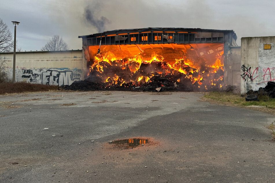 Strohlager geht in Flammen auf: Tausende Euro Schaden