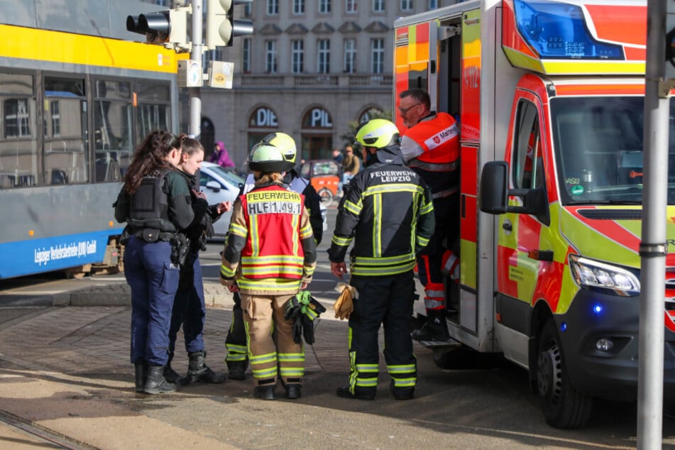 Die verletzte Person musste noch auf den Gleisen liegend behandelt werden.
