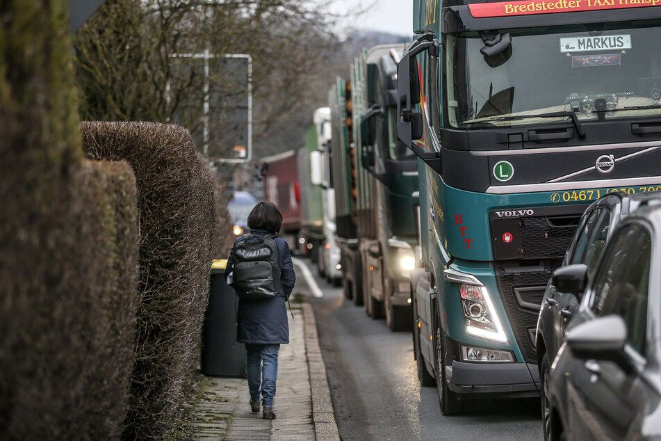 Lkw stauen sich auf der Lennestraße in Lüdenscheid. Tausende Laster donnern täglich mitten durch Wohngebiete.