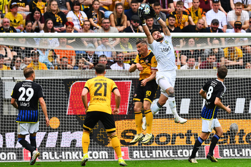 Im April standen sich Tim Schreiber (22., 2.v.r.) und Stefan Kutschke noch als Gegner gegenüber. Damals gewann Schreiber mit Saarbrücken in Dresden 2:0.