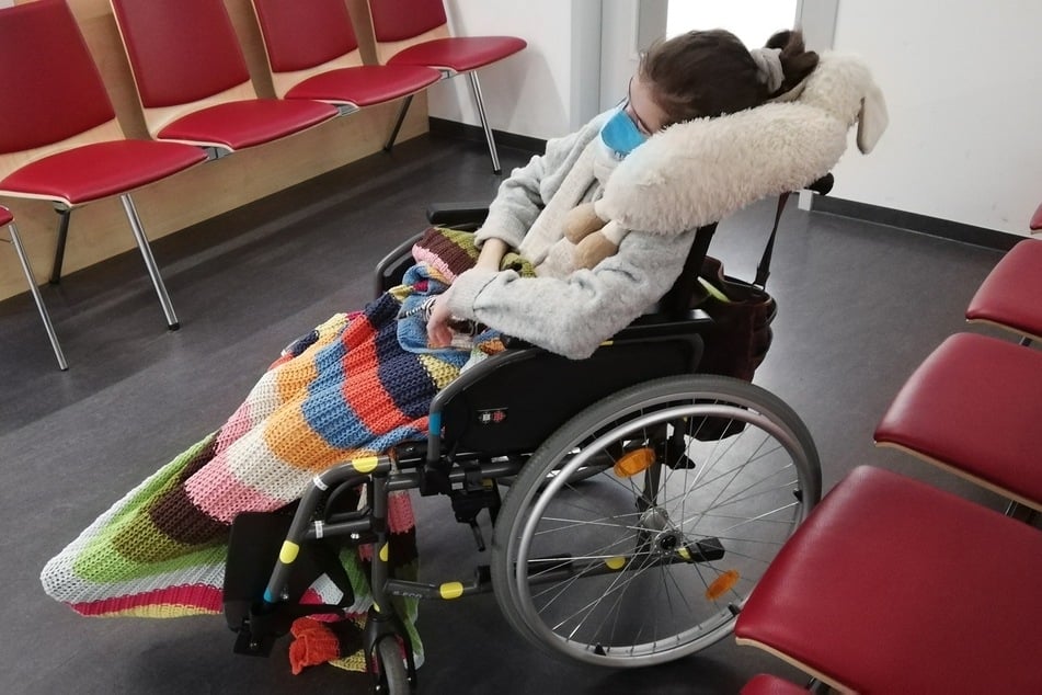 Nach der zweiten Corona-Infektion im Jahr 2022 ist Kalea seither stark eingeschränkt. Die Jugendliche schläft bis zu 17 Stunden am Tag und ist vollständig auf Unterstützung angewiesen.