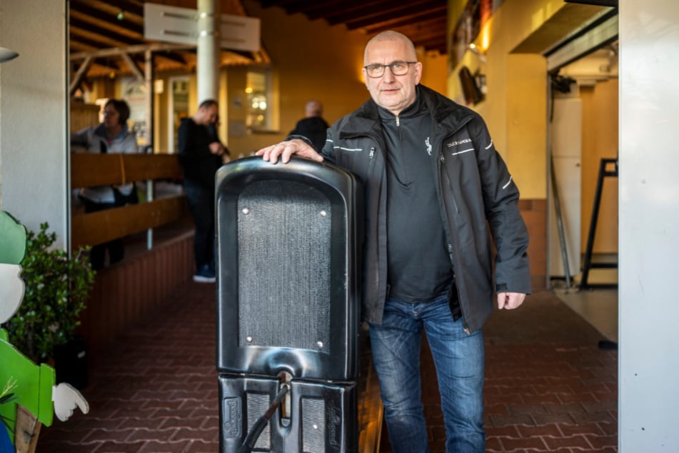 Mitbetreiber Jörg Hammer (58) mit einem Rodelboard.