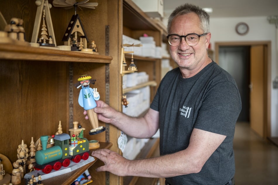 Spielzeugmacher Tino Günther (61) veranstaltet den Sternenmarkt in Seiffen zum zehnten Mal.