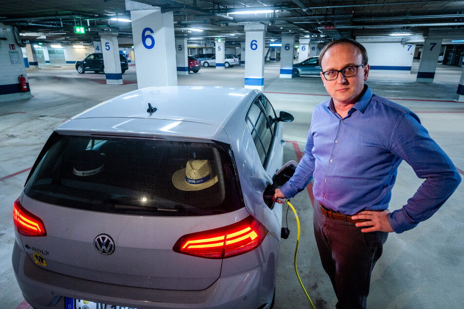 SPD-Stadtrat Jörg Vieweg (49) ist vom E-Auto überzeugt.
