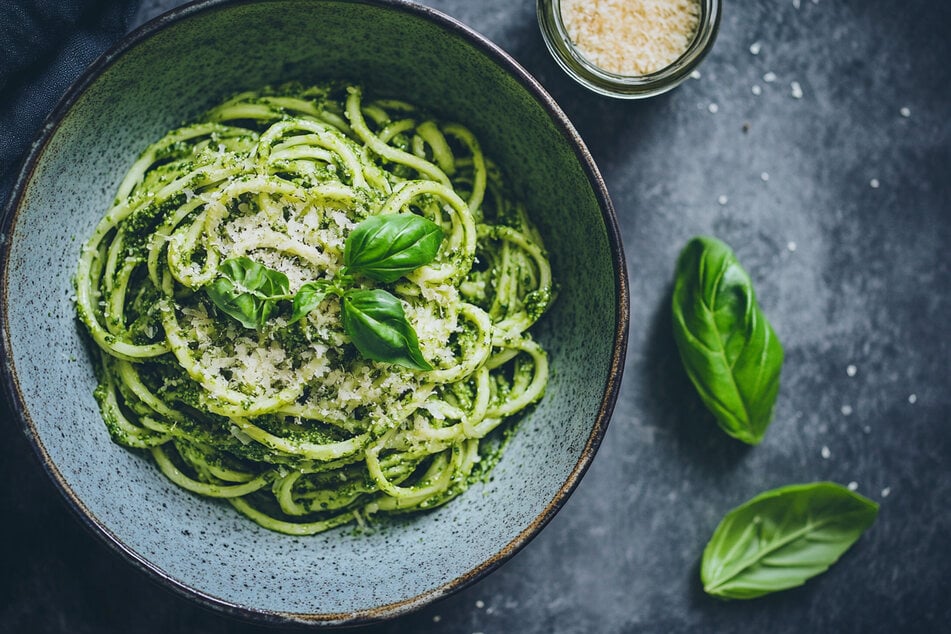 Rezept des Tages vom 26.8.2024: Zucchini-Nudeln mit Pesto.