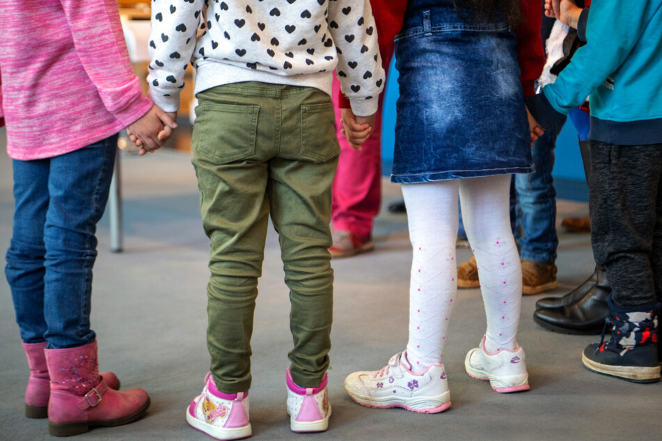 Corona-Ausbruch in Kindergarten! 200 Menschen in Quarantäne!
