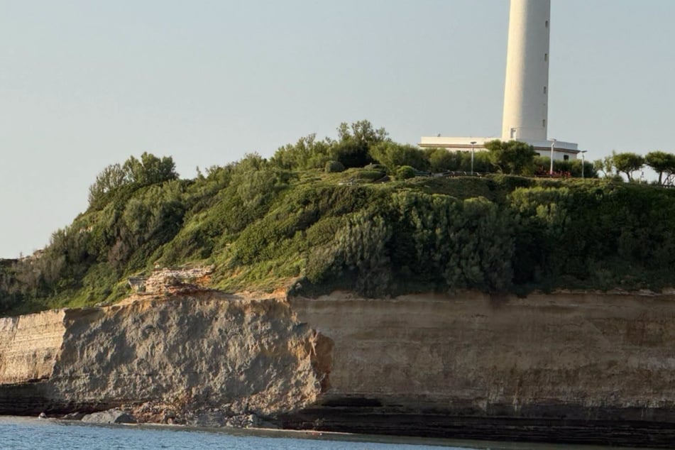 Das abgebrochene Stück der Steilküste war unter Touristen und Einheimischen ein beliebter Platz, um von dort aus den Sonnenauf- und untergang zu beobachten.