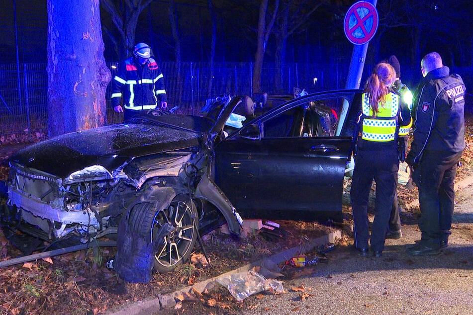 Bei einem Unfall in Hamburg sind in der Nacht zum heutigen Dienstag zwei Männer ums Leben gekommen. Ein dritter wurde schwer verletzt.