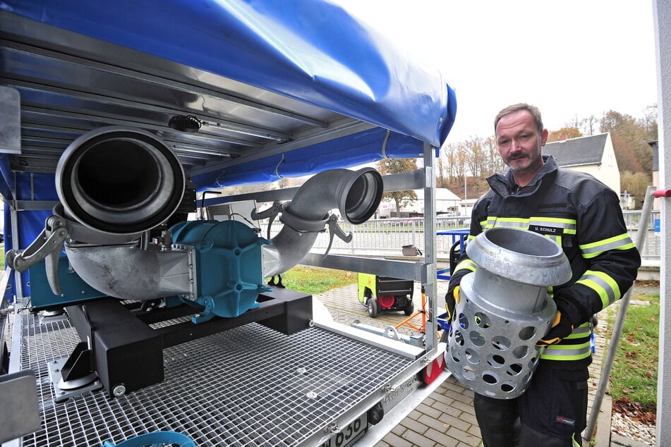 Uwe Schulz (51), Abteilungsleiter Zivil- und Katastrophenschutz, mit einer neuen Hochleistungstauchpumpe, die im Ernstfall an der Harthauer Schule Wasser von der Straße in den Fluss befördern soll.