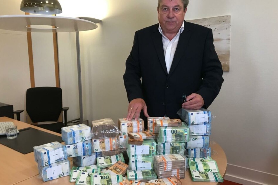 Anwalt Josef Resch mit den 1,3 Millionen Euro des unbekannten Mäzens.
