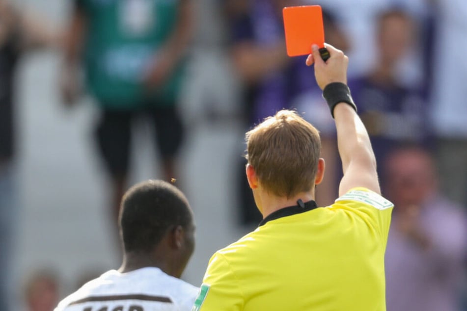 Schiedsrichter Martin Petersen zeigt Youba Diarra (l.) von St. Pauli die Gelb-Rote Karte. (Symbolbild)