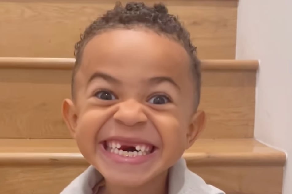 Vor laufender Kamera demonstriert Kamari noch einmal, wie er sein "bezauberndes" Lächeln beim Schulfotografen aufgesetzt hat.