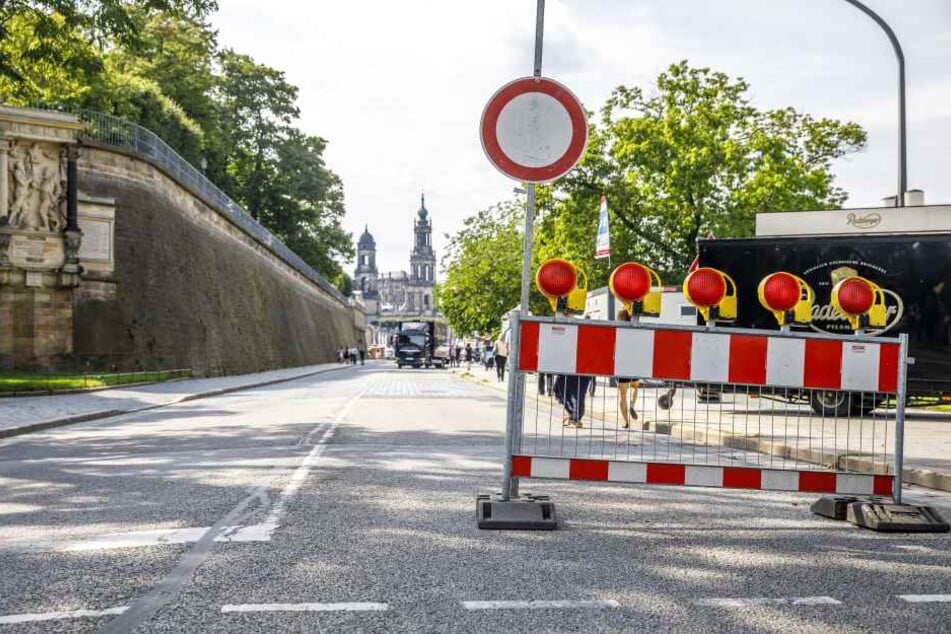 Die Vorbereitungen zum Stadtfest Canaletto laufen auf Hochtouren. Das Terrassenufer ist bereits seit gestern gesperrt.