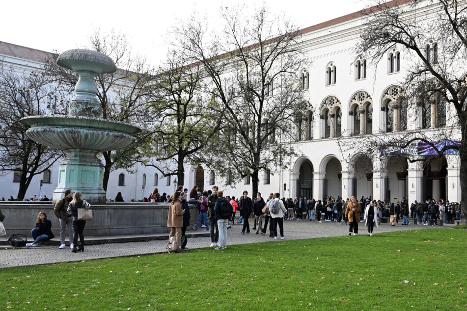 München: Mit Waffe in Uni-Vorlesung: Hat Verhalten für 18-Jährigen Folgen?