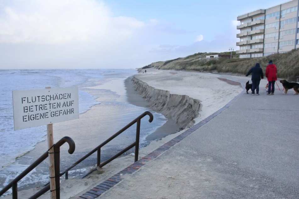 Ein Schild an der Strandpromenade von Wangerooge warnt vor dem Betreten des Strandes nach den Sturmfluten.