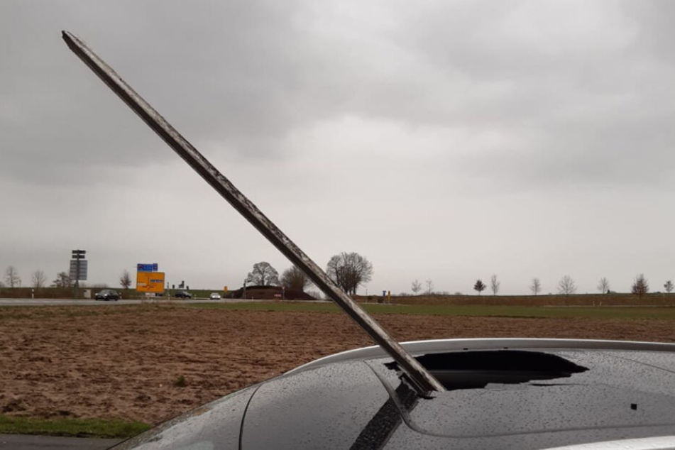 Die Latte verfehlte den Kopf des Fahrers nur knapp.