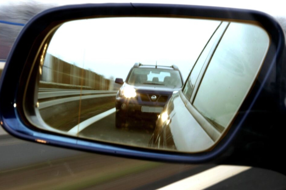 Durch das Überholmanöver musste die Frau eine Vollbremsung machen. Danach verfolgte sie den Mann bis zur Autobahnausfahrt. (Symbolbild)