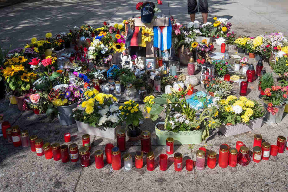 Daniel H. wurde Ende August in Chemnitz erstochen. Blumen und Kerzen erinnerten am Tatort an den Toten.