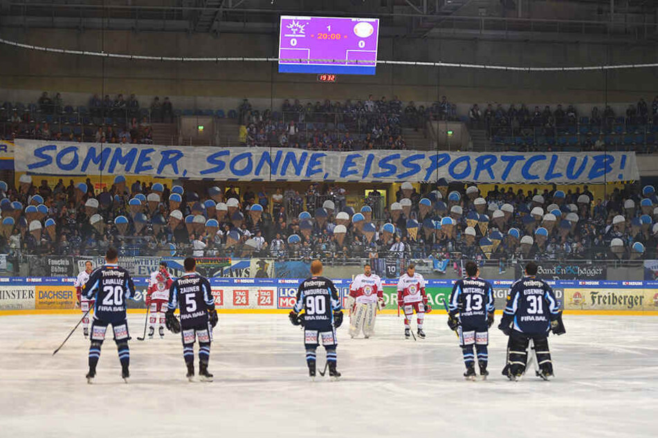 Die Sommer-Eis-Zeit ist vorbei. Passend mit Waffel-Eis haben die Eislöwen-Fans diese verabschiedet. 2492 Zuschauer waren heiß auf das erste Heimspiel der Saison.