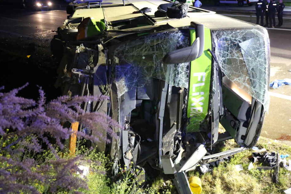 Bis spät in die Nacht musste die A9 gesperrt bleiben.