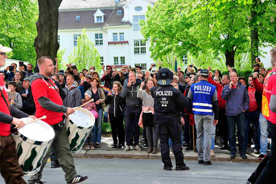 Trommelwirbel für den "nationalen Widerstand": Menschen pfiffen die Rechten überall aus.