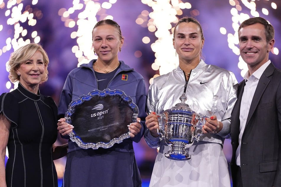 Sabalenka (2.v.r.) und Anisimova (2.v.l.) mit ihren Trophäen.