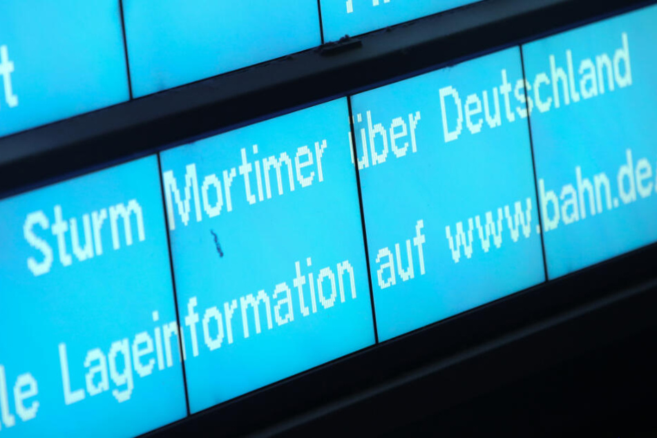 Reisende sollen sich im Vorfeld ihrer Zugfahrt über die aktuelle Lage erkundigen.
