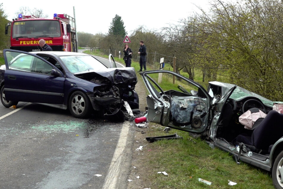 Autos krachen frontal zusammen: Drei Schwerverletzte