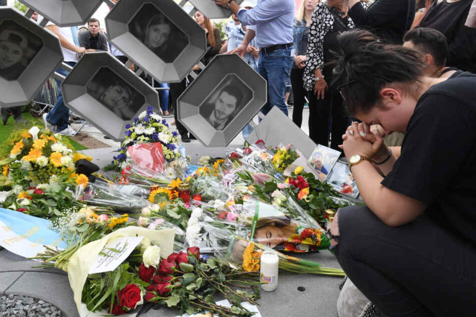 Blumen am Denkmal für den Amoklauf im Münchner OEZ.