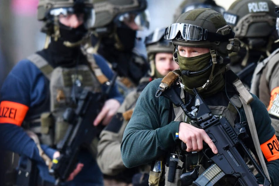 Ein Spezialeinsatzkommando der Polizei rückte in Mömbris bei Aschaffenburg an (Symbolbild).
