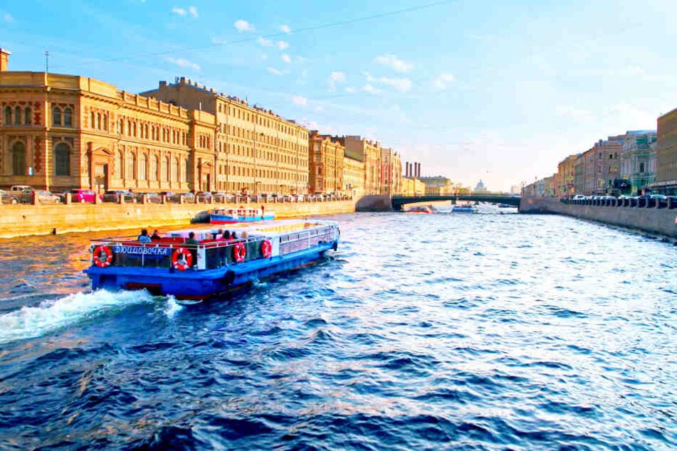 Ein Boot fährt auf dem Fluss Newa durch das "Venedig" Russlands: St. Petersburg.
