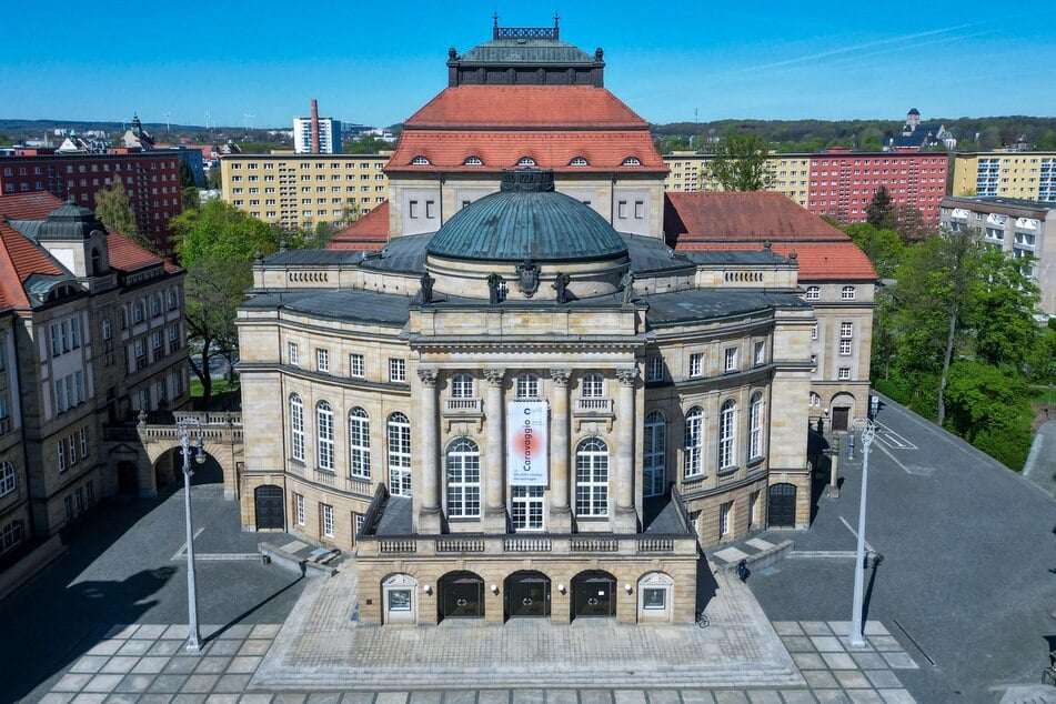 Das Chemnitzer Opernhaus steht seit Ostern im Zentrum der Theater-Debatte: Es soll nach neuen Überlegungen stärker in mögliche Zukunftspläne für alle Sparten einbezogen werden.