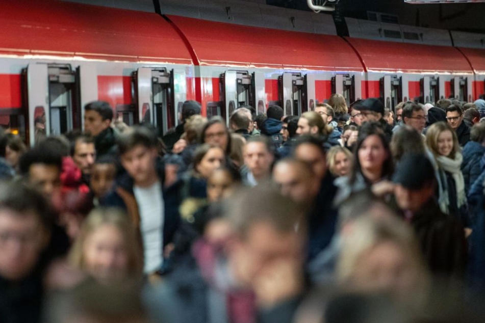 Der untere Teil des Stuttgarter Bahnhofs wurde am Freitagabend evakuiert. (Symbolbild)