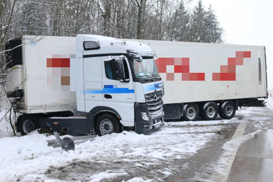 Der Lkw steckt auf der Leitplanke fest.