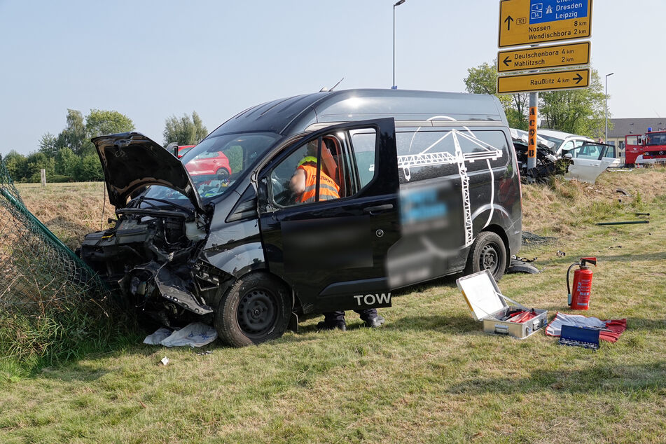 Der Ford ist in einem Zaun zum Stehen gekommen.