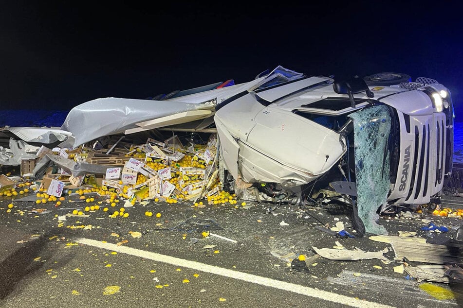 Ein Obstlaster ist auf der A7 bei Northeim verunfallt.