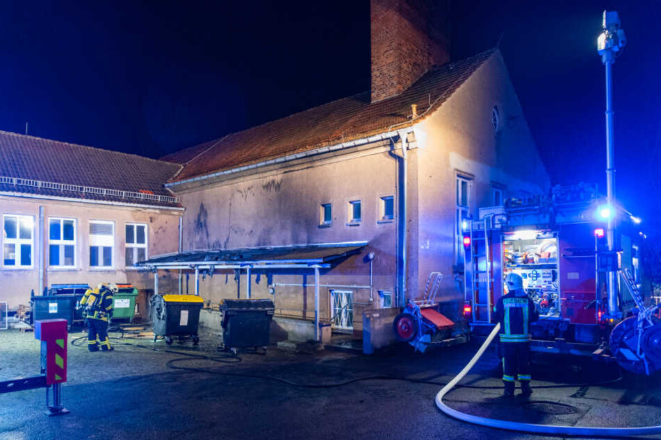 Das Feuer griff auf Fassade und Teile des Dachs der Unterkunft über.
