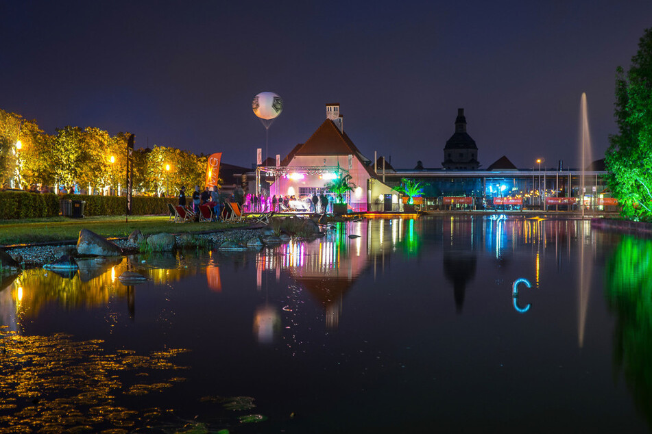 Die See-Bühne im Ostra-Areal. Das gab es in der Landeshauptstadt noch nie.