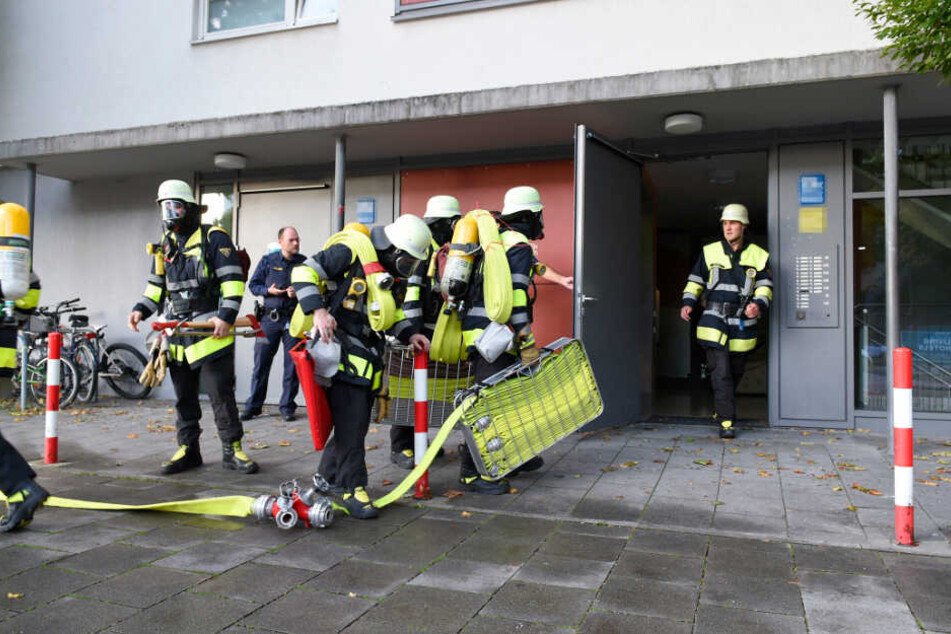 Die Feuerwehr fand den Mann bewusstlos in seiner Wohnung in Ramersdorf.