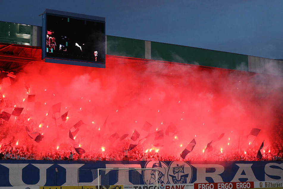 Im wahrsten Sinne des Wortes brannte am Montagabend die vollgepackte Südtribüne im Ostseestadion. Aufgrund der bengalischen Feuer erwartet den Verein jedoch eine empfindliche Geldstrafe.