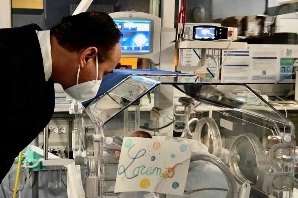 Der italienische Politiker Alberto Cirio (51) besuchte Baby Lorenzo im Krankenhaus und versicherte, dass das Kind nicht allein gelassen werde.