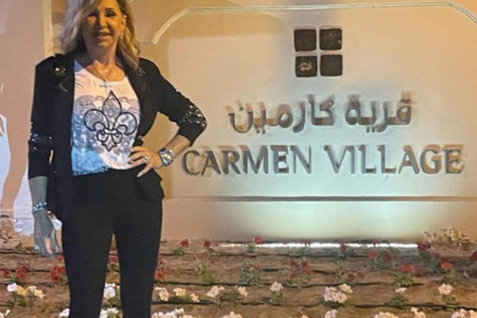 Carmen Geiss (57) vor dem namensgleichen Wohnviertel in Dubai.