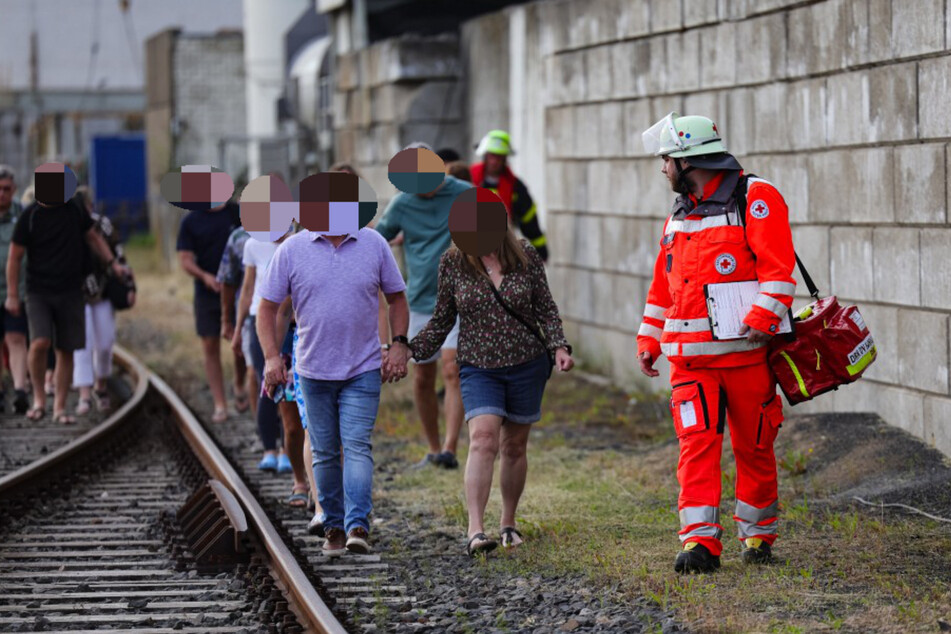 Die 31 Passagiere sowie sechs Besatzungsmitglieder konnten unverletzt geborgen werden.