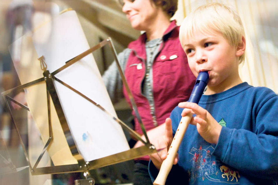 Ein Grundschüler übt Blockflöte. Das Musizieren fordert und fördert die Entwicklung der Kinder.