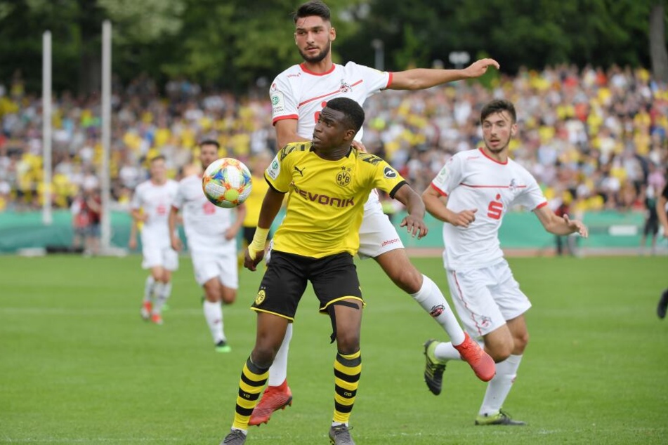 Top-Talent Youssoufa Moukoko im Duell mit Kölns Yusuf Oernek.